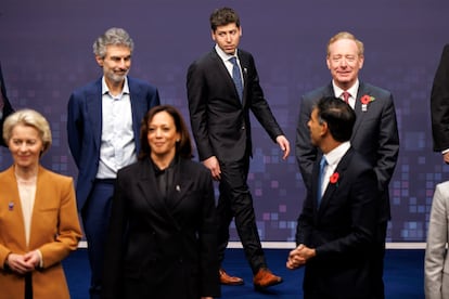 El consejero delegado de OpenAI, Sam Altman, ante la mirada del primer ministro británico, Rishi Sunak, y en presencia de la vicepresidenta de EE UU Kamala Harris y de la presidenta de la Comisión Europea, Ursula von der Leyen, en la conferencia sobre seguridad de la IA celebrada en Bletchley Park, Reino Unido, el pasado 2 de noviembre.