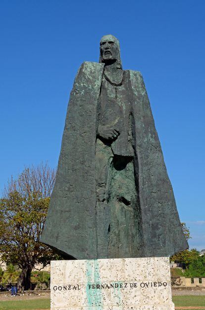 Estatua de Gonzalo Fernández de Oviedo (1487-1557) en el fuerte Ozama (1503) de Santo Domingo. 