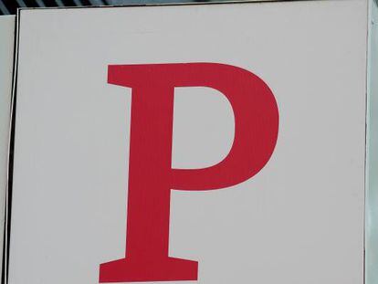 Letrero de un logotipo en una oficina de Banco Popular