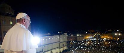 El Papa argentino Jorge Bergoglio se asoma al balc&oacute;n de la Bas&iacute;lica de San Pedro. 