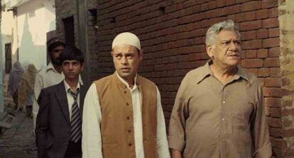 Desde la izquierda, Aquib Khan, Vijai Raaz y Om Puri, en el pueblo paquistan&iacute; originario de la familia del filme.