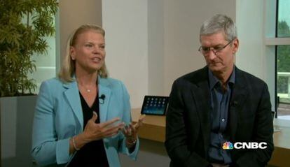 Tim Cook, consejero delegado de Apple, y Virginia Rometti, de IBM.