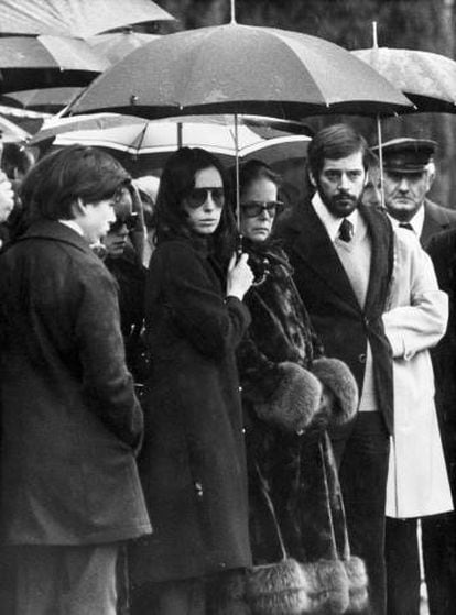 La viuda de Chaplin, Oona (en la imagen en el centro), se negó a ceder y declaró que su marido “habría encontrado toda esta situación ridícula”.