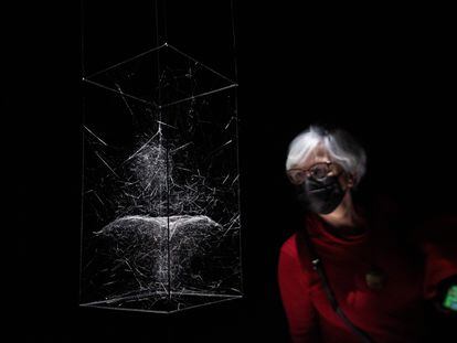 Una mujer mira parte de la instalación 'Webs of At-tent(s)ion', compuesta por varias esculturas tridimensionales entretejidas por especies de arañas diferentes, en la exposición 'Tomás Saraceno: Particular Matter(s)', el pasado febrero en Nueva York.