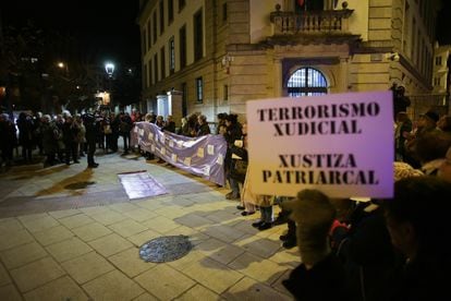Manifestación convocada por la Plataforma Feminista de Lugo contra la sentencia del caso de la niña violada en Baleira, ante la Audiencia Provincial.