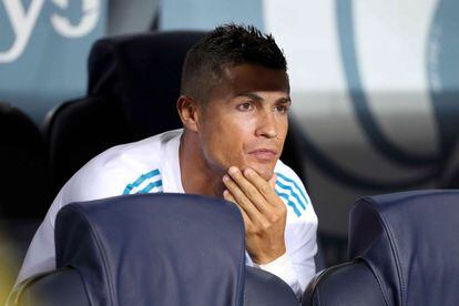 El delantero portugués del Real Madrid Cristiano Ronaldo en el banquillo antes de comenzar el partido.