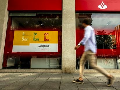 Sucursal bancaria con publicidad de hipotecas en Madrid.