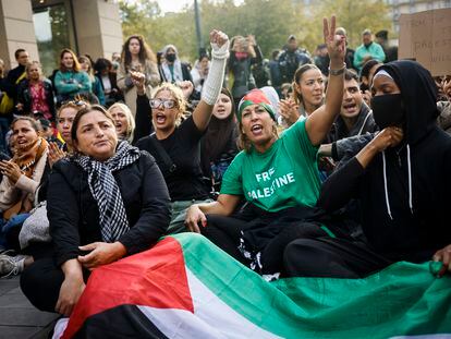 Unos manifestantes corean consignas durante una concentración en París en solidaridad con el pueblo palestino, este sábado.