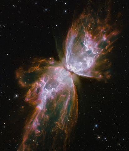 La nebulosa planetaria NGC 6302, o nebulosa de la Mariposa, fotografiada por el telesocpio `Hubble´, tiene el el centro una estrella moribunda que fue cinco veces más masiva que el Sol. Está en la Vía Láctea a unos 3.800 años luz de distancia de la Tierra.