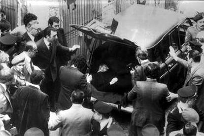 El cadáver de Aldo Moro, tal como fue hallado en el maletero de un coche en 1978, tras 55 días de secuestro.