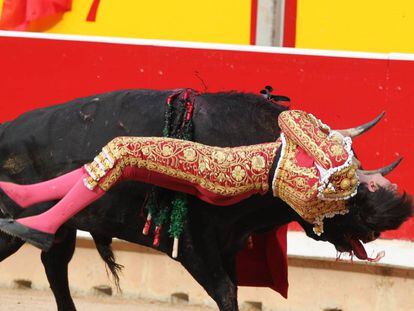 Roca Rey cogido por su primer toro sin consecuencias.