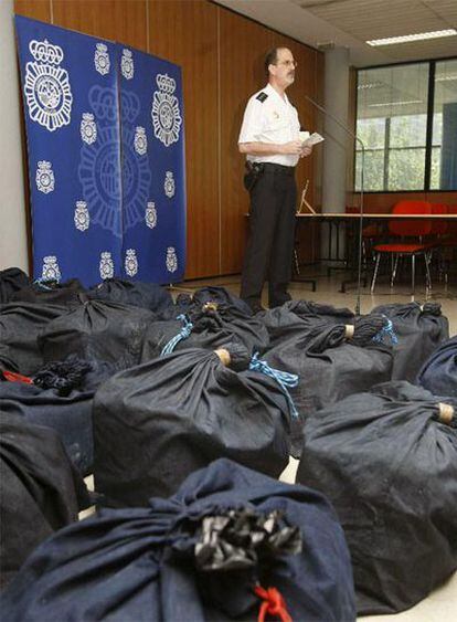 La policía muestra las bolsas con parte de la droga aprehendida ayer.