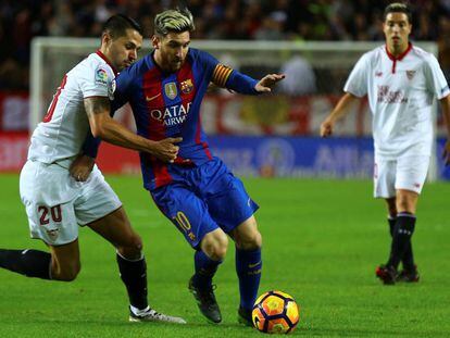Messi y Vitolo luchan en una acción del partido.
