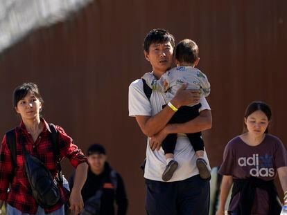 Una familia de migrantes chinos camina a través del cruce fronterizo entre México y Estados Unidos de Jacumba, California, en octubre de 2023.