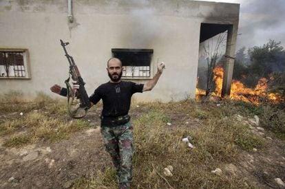 Un soldado gubernamental en la localidad de Dumayna occidental, cerca de Qusair, durante la ofensiva del r&eacute;gimen sirio. 