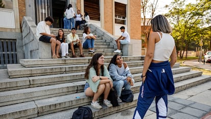 Varios alumnos charlaban el lunes en la Ciudad Universitaria de Madrid.