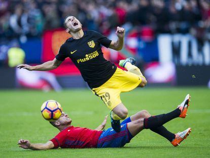 Lucas, es derribado por Tano en el partido entre Osasuna y Atl&eacute;tico del pasado domingo.