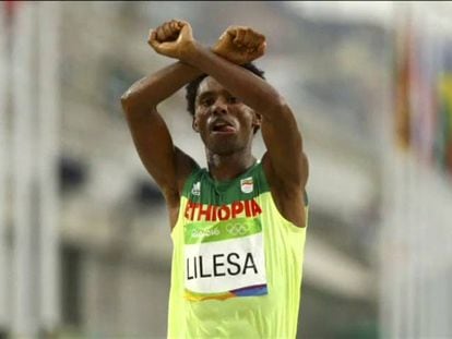 Feyisa Lilesa, el atleta etíope que obtuvo la medalla de plata en el maratón olímpico de Río de Janeiro.