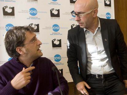 El edil donostiarra de Bildu Josu Ruiz (izquierda) conversa con Manu Narv&aacute;ez, responsable de San Sebasti&aacute;n Turismo.