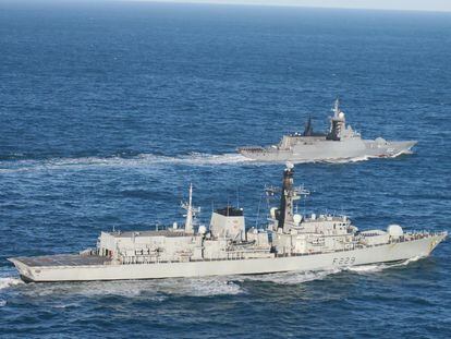 La fragata HMS 'Lancaster', en primer término, vigila la navegación de una corbeta rusa, en el estrecho de Dover, en una imagen difundida el pasado 5 de diciembre.
