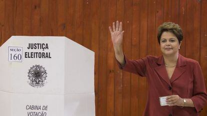La presidenta de Brasil, Dilma Roussef, en el colegio electoral en el que ha votado.