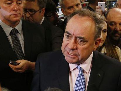 Alex Salmond atiende a los periodistas este lunes en el aeropuerto de Edimburgo.