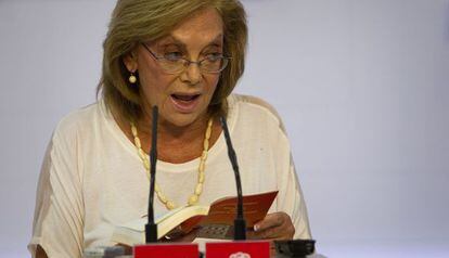 Amparo Rubiales, presidenta del PSOE andaluz,con la Constitución en las manos.