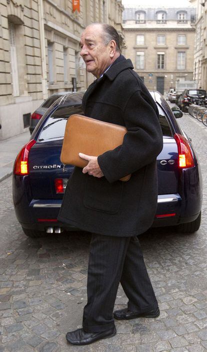 El expresidente de la República francesa, Jacques Chirac, llega a su oficina el mismo día que su abogado, Jean Veil, intentó posponer su juicio por corrupción.