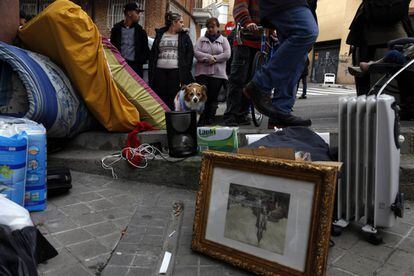 Familiares y amigos de Rosario Echevarria junto a sus pertenencias, en la calle, durante el desalojo de la familia en Madrid.