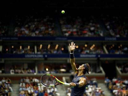 Nadal sirve durante el partido contra Pospisil en la segunda ronda de Nueva York.