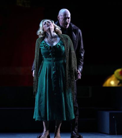 El barítono José Antonio López y la soprano Saioa Hernández, en el tercer acto de ‘La Dolores’.