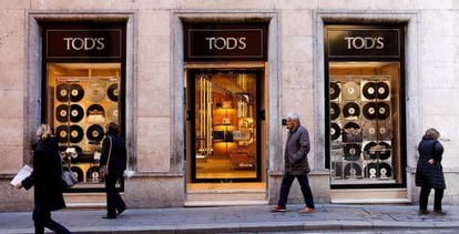 Transeúntes pasan junto a una tienda de Tod's en Roma (Italia), en una foto de archivo. 