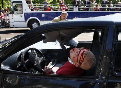 El conductor suicida Karst Tates yace tras lanzar su vehículo contra la familia real de Holanda.