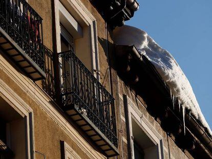 La nieve acumulada en un edificio del centro de Madrid, este martes.