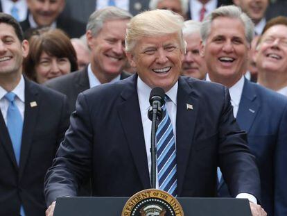 Donald Trump y Paul Ryan (izquierda), celebrando la aprobaci&oacute;n de su proyecto anti-Obamacare.