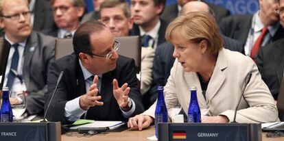 El presidente franc&eacute;s, Fran&ccedil;ois Hollande, y la canciller alemana, Angela Merkel