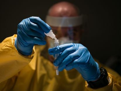 Un profesional sanitario realiza una prueba de antigenos.