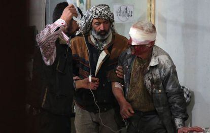 Un herido es atendido este miércoles después de ser herido en un bombardeo en Duma, en Siria.