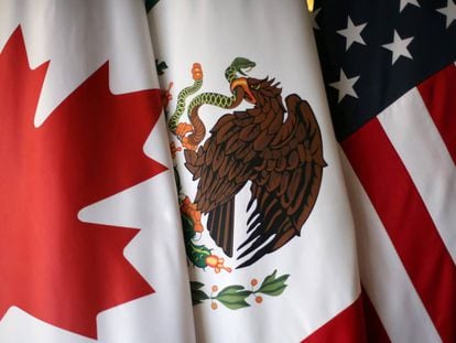 Las banderas de Canadá, México y Estados Unidos, que organizarán de forma conjunta la Copa del Mundo de Fútbol de 2026.
