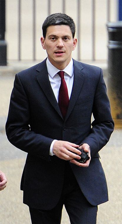 David Miliband, cerca de la entrada de Downing Street esta mañana.