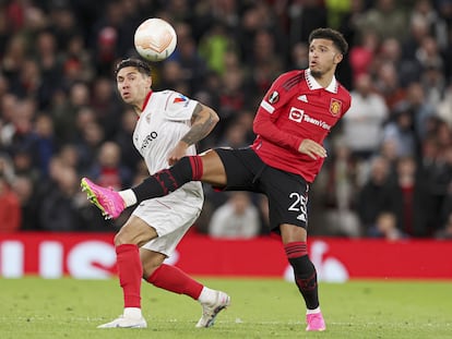 Gonzalo Montiel del Sevilla desafía a Jadon Sancho del Manchester United durante el partido de ida de los cuartos de final de la UEFA Europa League,