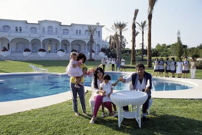Agosto de 1985: Monzer Al Kassar posa en el jardín de su mansión marbellí. A su lado está su esposa, Rajhola, con una hija de la pareja, Momwar, de dos años y medio. El otro hijo, Haifa, de año y medio, está con una de las personas del servicio de los Al Kassar. Tras ellos, parte de las 35 personas de servicio que trabajaban para ellos en su casa de Marbella.