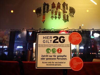 Un bar de Berlín avisa de que aplica la 'regla 2G': solo deja entrar a vacunados o recuperados de covid.