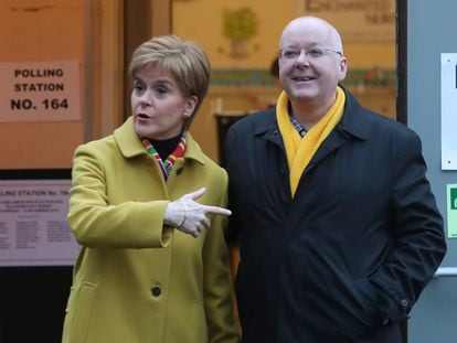 La exministra principal de Escocia, Nicola Sturgeon, posa para los medios junto a su marido, Peter Murrell, a la salida de un colegio electoral en Glasgow, el 12 de diciembre de 2019.