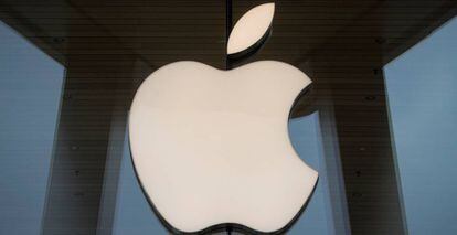 Logo de Apple en una e sus tiendas en Brooklyn, Nueva York.