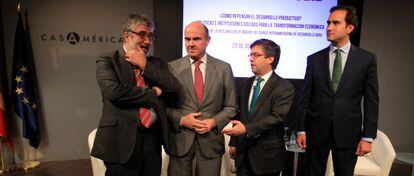 Jose Juan Ruiz, economista jefe del BID; Luis de Guindos; Luis Alberto Moreno, Presidente del BID y Tomas Poveda, director general de Casa de America.