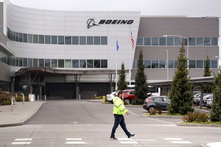 Un empleado pasa ante de la factoría de Boeing en Everett (Washington, EE UU), el pasado martes.