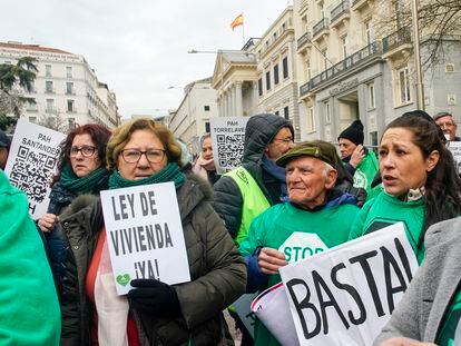 Concentración ante el Congreso para exigir la aprobación de la ley de vivienda, el pasado martes en Madrid.