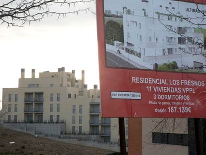 Un cartel anuncia una promoción de viviendas protegidas en Colmenar Viejo (Madrid), este sábado.