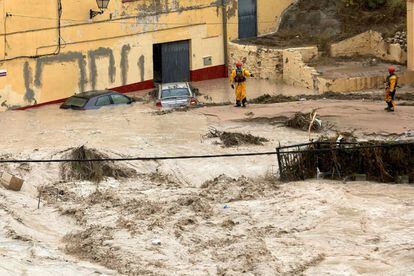 Miembros del equipo de rescate inspeccionan el jueves el desbordamiento del río Clariano a su paso por la localidad valenciana de Ontinyent tras las fuertes lluvias registradas durante la noche.